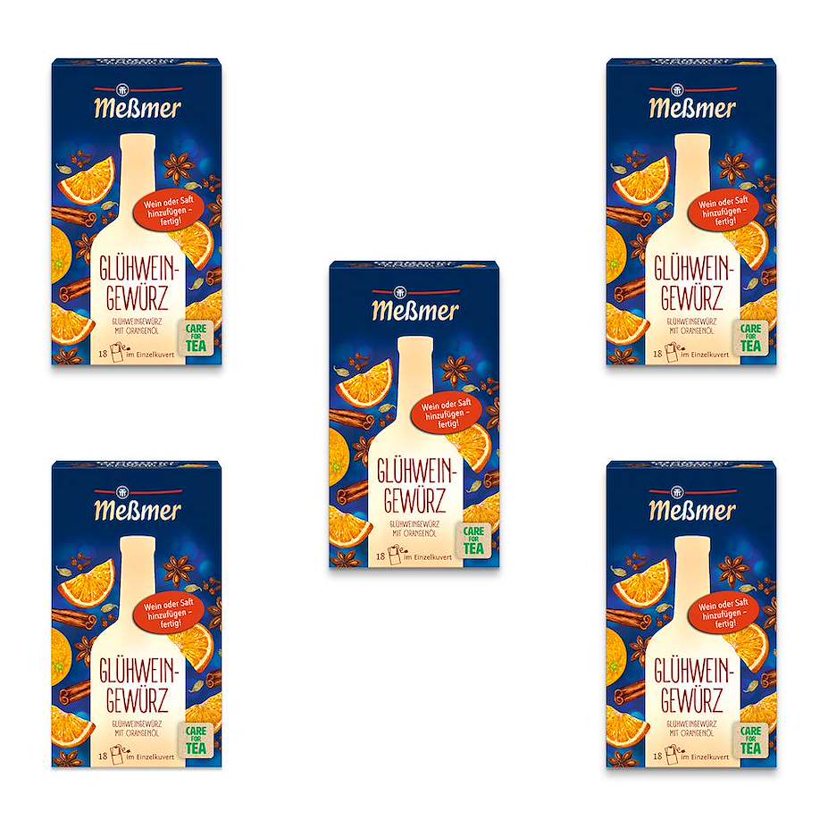 Fünf Packungen Glühweingewürz mit winterlichem Design, Orangenscheiben und Gewürzen auf blauem Hintergrund