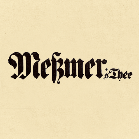 Der Text "Meßmers Thee" steht in fetter, verschnörkelter schwarzer Schrift auf einem hellbeigen Hintergrund. Das Design erinnert an einen Vintage- oder historischen Stil, der an alte Teeverpackungen oder Werbung erinnert.