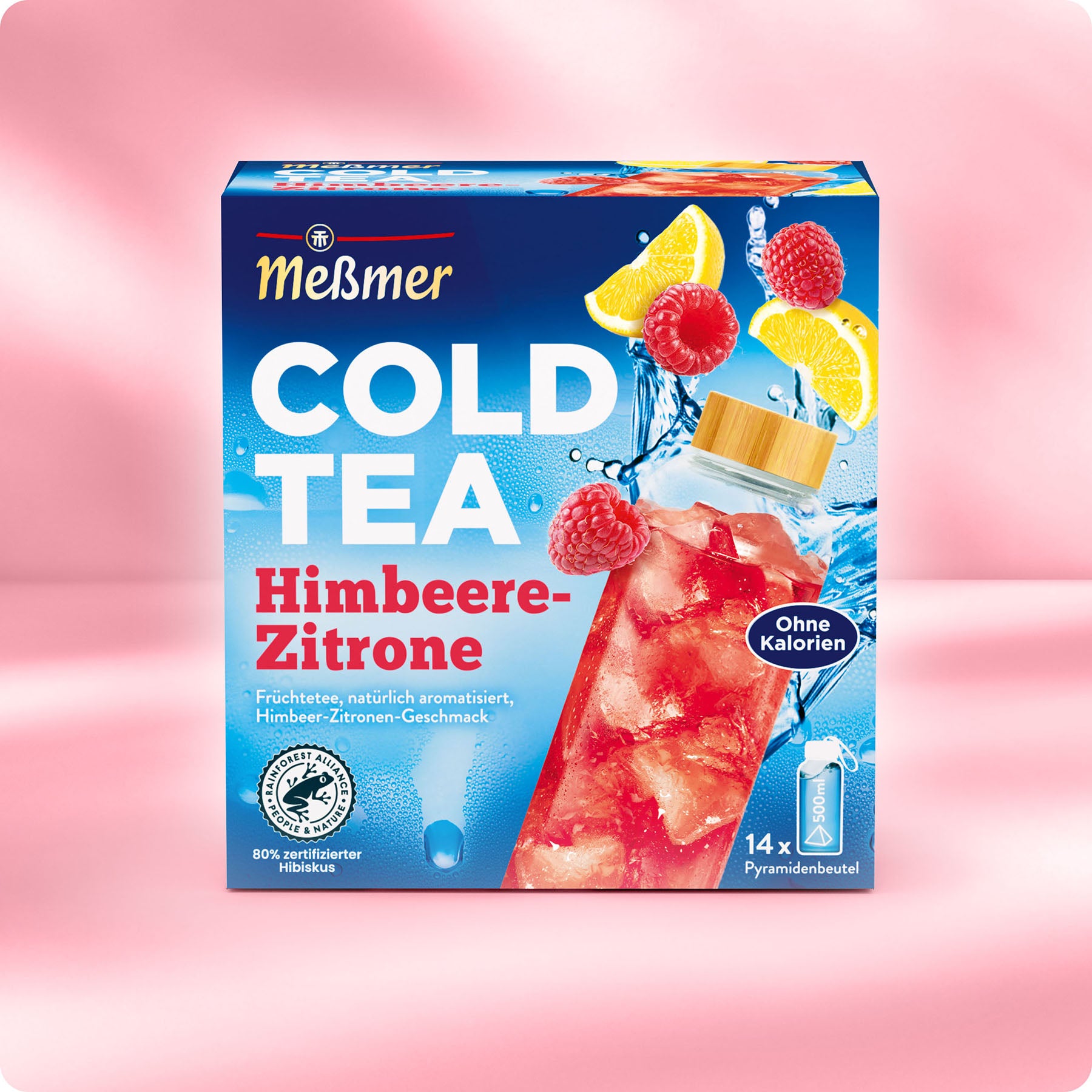 Eine Schachtel Meßmer DE Cold Tea Himbeere-Zitrone wird vor einem rosa Hintergrund mit Himbeeren, Zitronenscheiben, Eiswürfeln und einer Glasflasche mit rotem Eistee präsentiert. Dieses erfrischende Getränk enthält keine Kalorien.