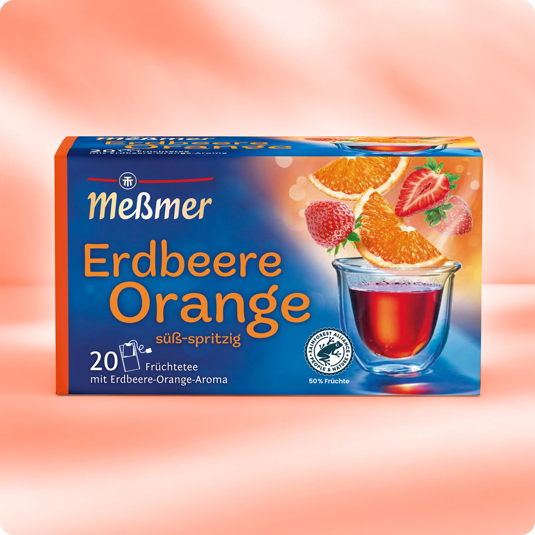 Eine leuchtend orange-blaue Schachtel Meßmer DE Erdbeere-Orange-Tee mit Motiven von Erdbeeren, Orangenscheiben und rotem Tee. Enthält 20 Beutel für ein herrlich fruchtiges Erlebnis.