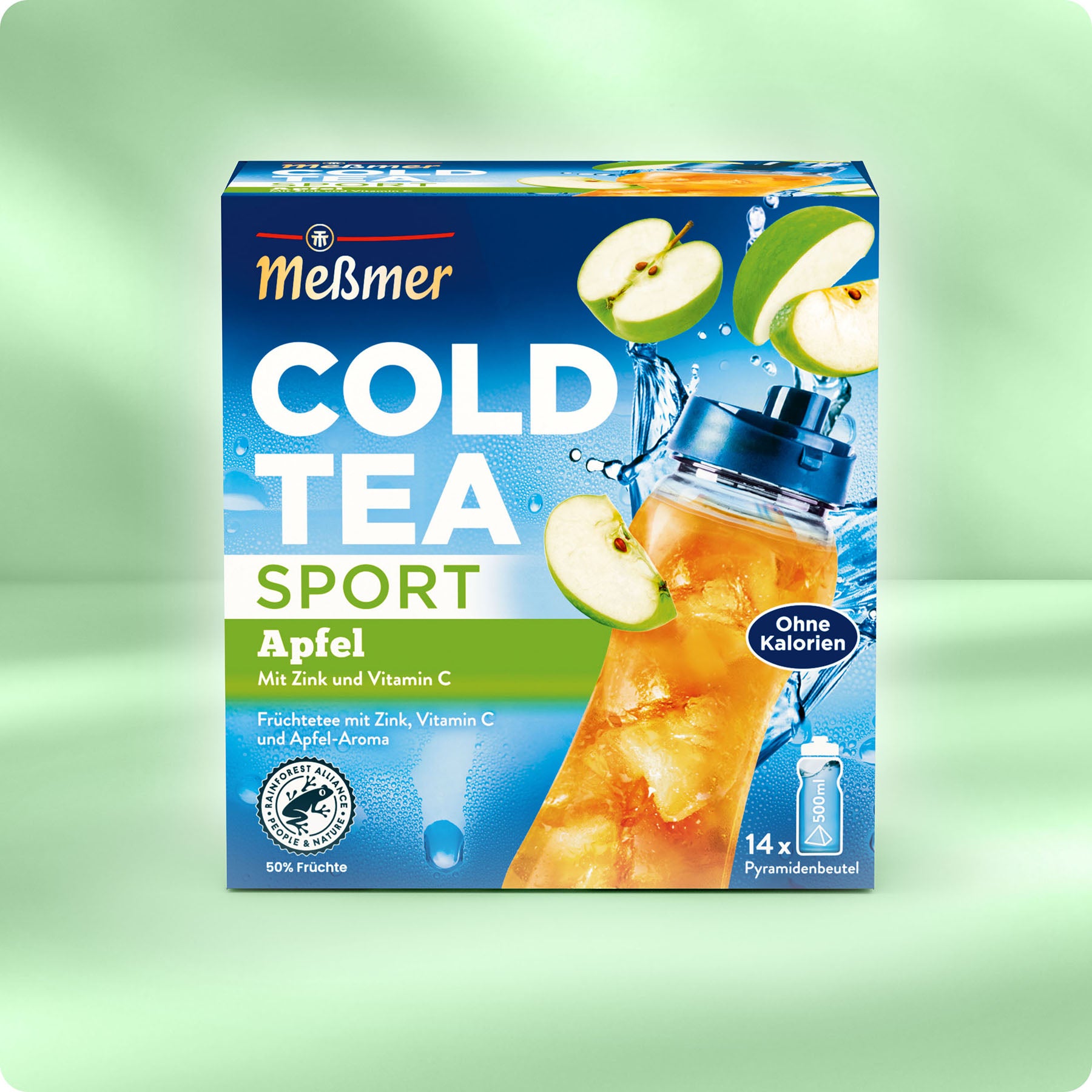 Eine Dose Meßmer DE Cold Tea Apfel mit Zink und Vitamin C, ein erfrischendes Getränk, abgebildet mit Eiswürfeln und einer blauen Sportflasche auf der Verpackung. Ohne Kalorien. Enthält 14 Pyramiden-Teebeutel.