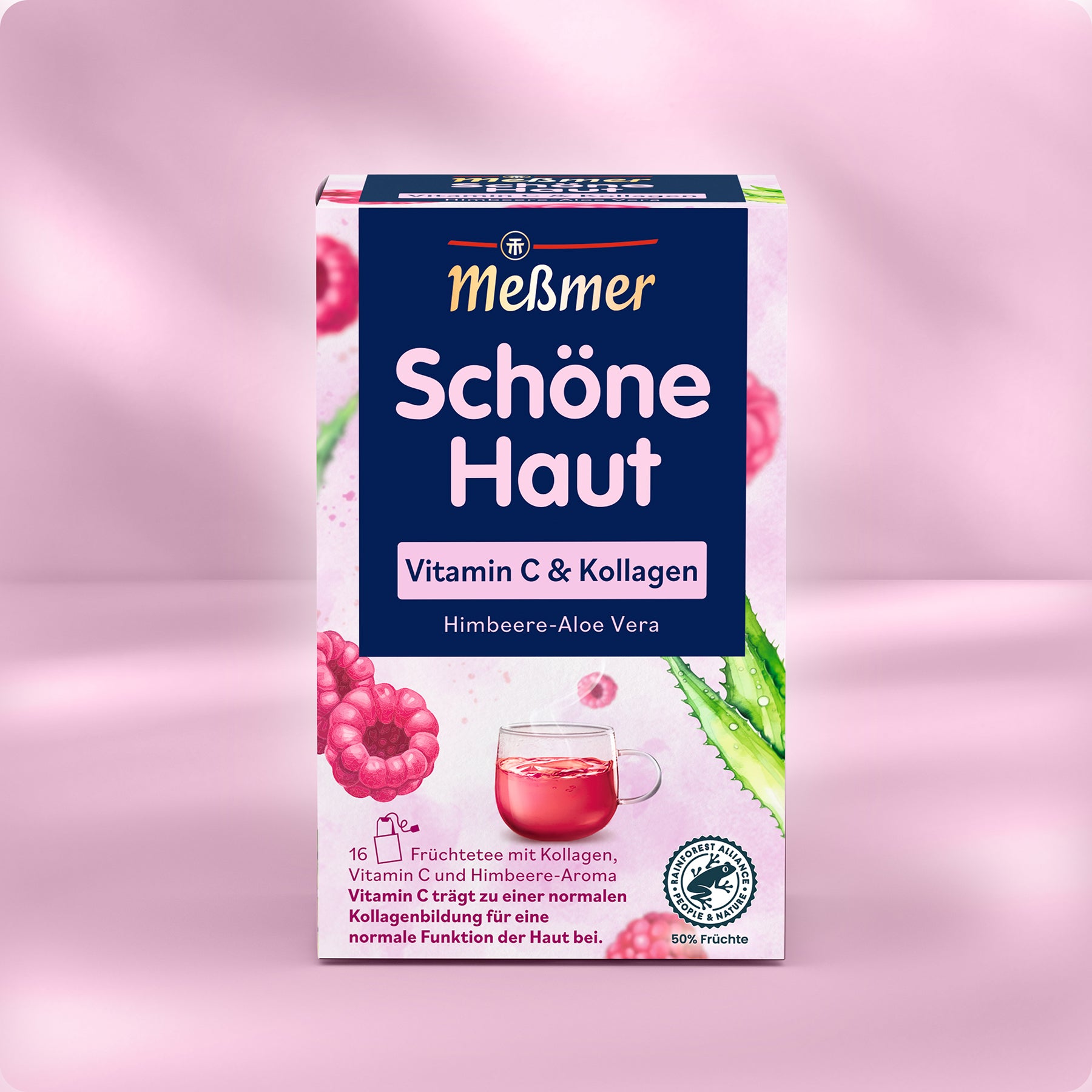 Eine Schachtel Meßmer DE Schöne Haut Tee mit Himbeer- und Aloe-Vera-Geschmack, rosa und grünem Design mit Himbeeren, Aloe-Blättern und Text über Vitamin C und Kollagen steht auf einem rosa Hintergrund.