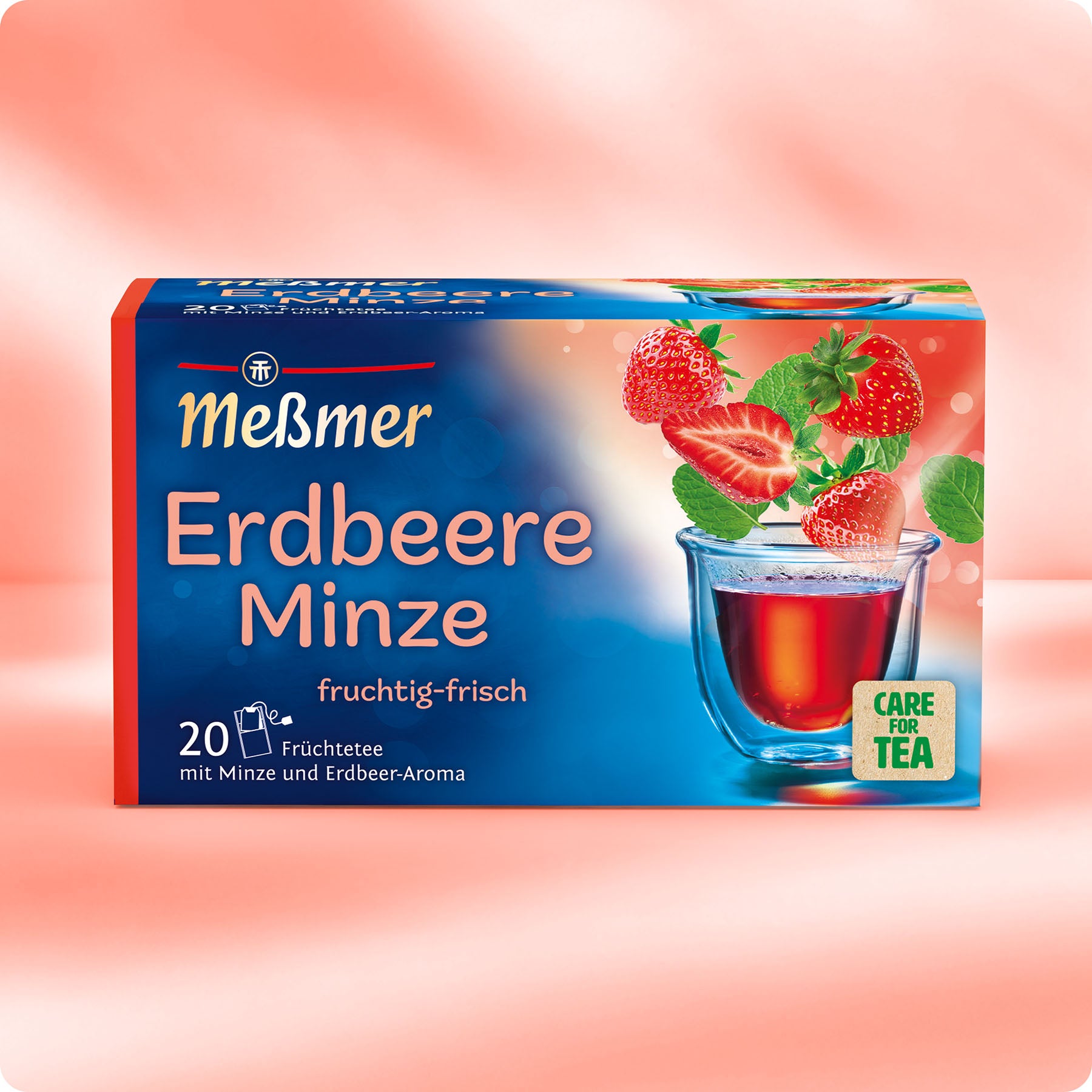 Packung Erdbeere-Minze Früchtetee mit frischen Erdbeeren und Minzblättern vor hellem Hintergrund