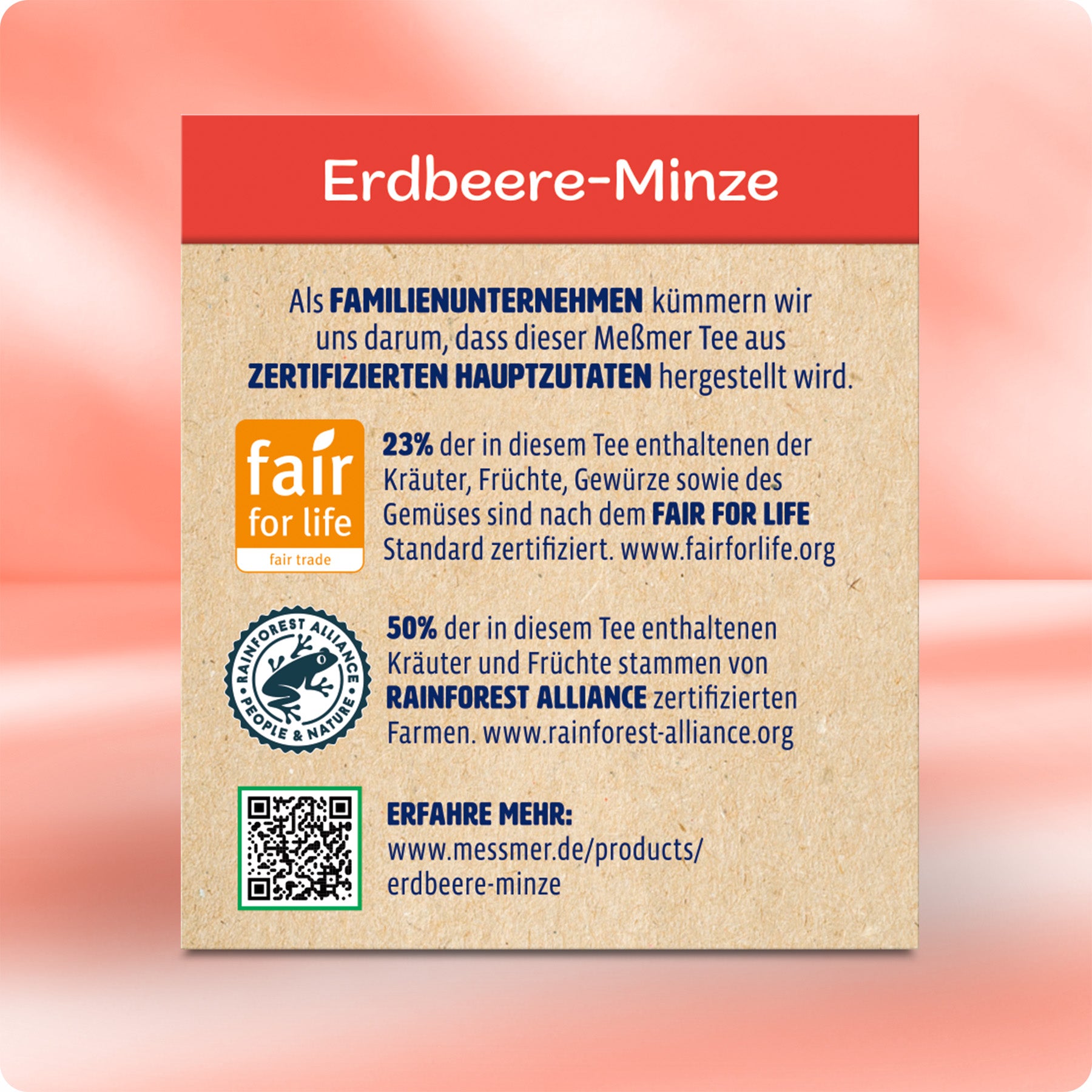 Verpackung mit Informationen zu zertifizierten Zutaten und Nachhaltigkeit des Erdbeere-Minze Tees von Messmer auf rotem Hintergrund.