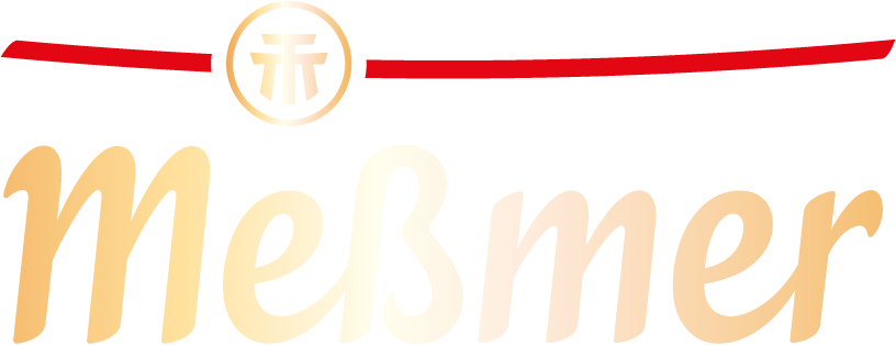 Logo mit dem Wort Meßmer in goldenen Verlaufsbuchstaben, einer roten geschwungenen Linie darüber und einem runden Emblem mit abstrakten goldenen Linien in der oberen Mitte.