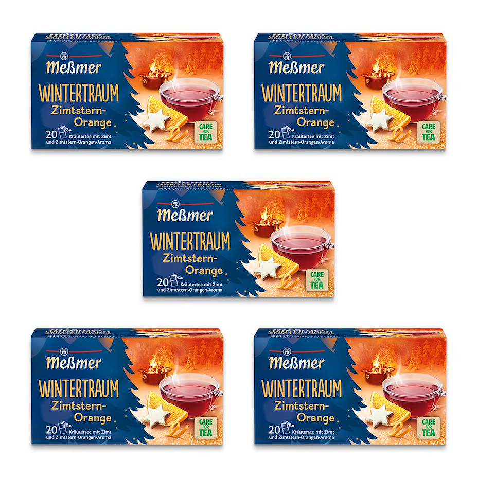 Fünf Packungen Meßmer Wintertraum Zimtstern Orange Tee mit Tasse und winterlicher Dekoration auf weißem Hintergrund