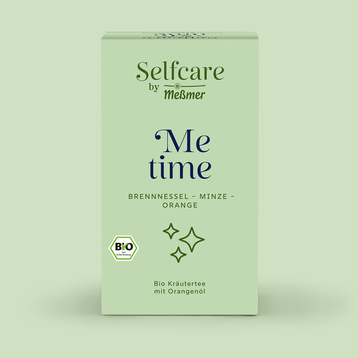 Verpackung von Bio Me Time Kräutertee mit Brennnessel, Minze und Orange, Bio-Siegel und dezenter Sternen-Grafik auf hellgrünem Hintergrund für entspannte Genussmomente.
