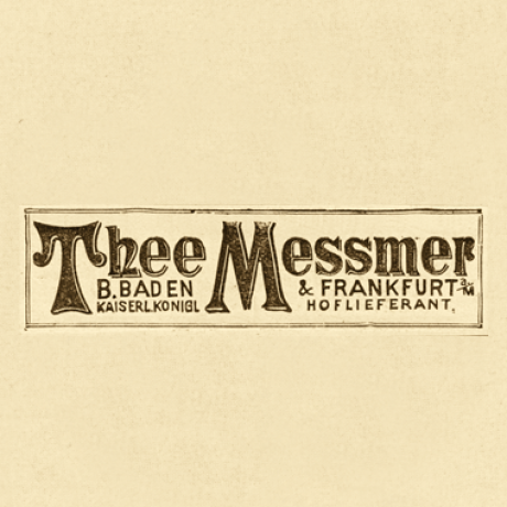 Auf einem alten Etikett steht Thee Messmer, B. Baden & Frankfurt a/M., Kaiserlich-Königl. Hoflieferant in fetten, dekorativen Buchstaben auf beigefarbenem Hintergrund.