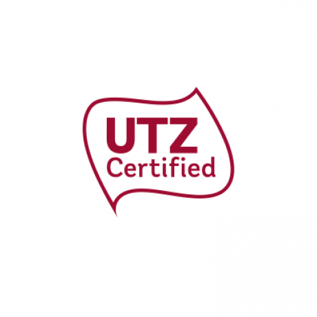 Das UTZ Certified-Logo mit dem Schriftzug UTZ Certified in fettgedruckter roter Schrift innerhalb eines stilisierten, wellenförmigen Umrisses, der an ein Abzeichen oder Etikett erinnert, auf weißem Hintergrund.